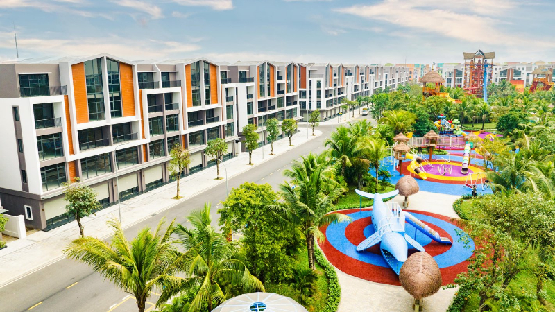 Khu đô thị hiện đại với dãy nhà liền kề, đường nội khu rộng rãi và công viên vui chơi xanh mát