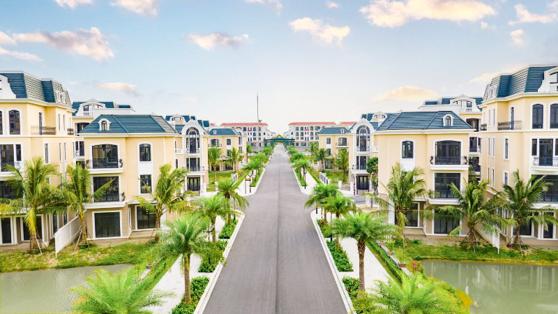 Khu biệt thự hiện đại với trục đường nội khu rộng, cảnh quan xanh và không gian sống đồng bộ, yên tĩnh