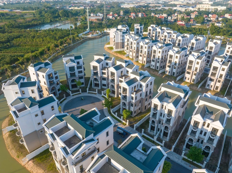Khu nhà liền kề ven hồ với quy hoạch đồng bộ, không gian xanh thoáng đãng và hạ tầng nội khu hiện đại