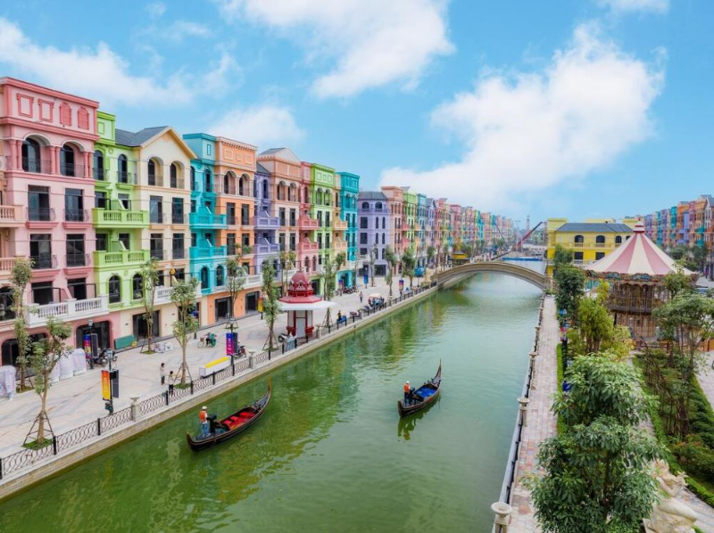 Dãy shophouse sắc màu bên kênh Venice tại Vinhomes Ocean Park 3